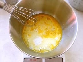 加入牛奶、玉米油搅拌均匀