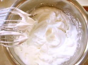 继续打发加入第三次砂糖，打至硬性发泡，打蛋器提起有个直立的小三角尖