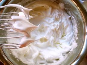 蛋白加几滴柠檬汁，分三次加入30克砂糖打发至硬性发泡，打出大眼泡第一次加入砂糖，打出浓稠状态，第二次加入砂糖，打出小弯钩状加入第三次砂糖，继续打发至打蛋器提起有个小三角尖