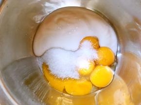 鸡蛋分离至两个干净容器，蛋黄加40克砂糖、酸奶，玉米油搅拌均匀