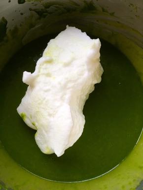 蛋白分三次加入到菠菜面糊中，用打蛋棒画Z字，翻拌的手法搅拌，很容易将蛋白与面糊融合，蛋白打发到位，不容易消泡，注意手法即可，最后再用刮刀将底下的翻拌均匀，蛋白要充分与面糊搅拌融合，有蛋白颗粒，烤出来的蛋糕就容易开裂