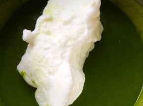 蛋白分三次加入到菠菜面糊中，用打蛋棒画Z字，翻拌的手法搅拌，很容易将蛋白与面糊融合，蛋白打发到位，不容易消泡，注意手法即可，最后再用刮刀将底下的翻拌均匀，蛋白要充分与面糊搅拌融合，有蛋白颗粒，烤出来的蛋糕就容易开裂