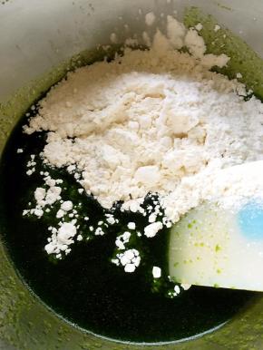 加入低筋面粉，我没过筛，喜欢过筛的也可以过筛，盆中水份挺大的，多搅拌不会起筋，面糊也不会有颗粒形成的