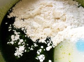 加入低筋面粉，我没过筛，喜欢过筛的也可以过筛，盆中水份挺大的，多搅拌不会起筋，面糊也不会有颗粒形成的