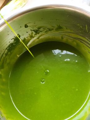 翻拌手法搅拌均匀，面糊丝滑，无颗粒，成丝带般落下