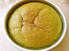 提前预热烤箱，可以让倒入模具的蛋糕不用等待，直接进烤箱，这样可以避免等待的过层中，蛋白消泡，我的烤箱是160度烤40分钟，具体温度跟时间，可以根据个人烤箱，适当调整，基本上蛋糕爬高回落后，再烤个10分钟就可以啦