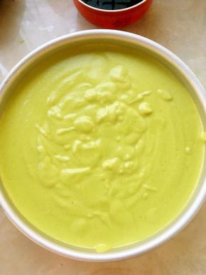 搅拌面糊的过程将烤箱预热160度，面糊搅拌好，抬高20厘米倒入模具，这样可以减少大气泡的产生，倒入模具后再磕几下，去掉表层的气泡