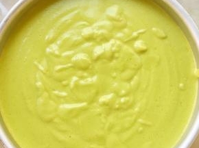 搅拌面糊的过程将烤箱预热160度，面糊搅拌好，抬高20厘米倒入模具，这样可以减少大气泡的产生，倒入模具后再磕几下，去掉表层的气泡