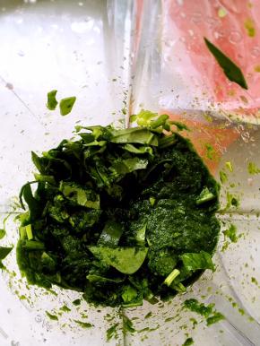 菠菜洗干净，切碎断，榨汁机打成泥