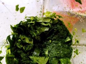 菠菜洗干净，切碎断，榨汁机打成泥