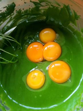 鸡蛋分离至干净容器，蛋黄加入到面糊中