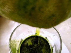 过滤出70克菠菜汁备用，剩下的材料也别丢掉，可以留着做菠菜饼，或者活成面团，包玉白菜饺子