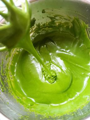 用打蛋棒一直搅拌至面糊顺滑