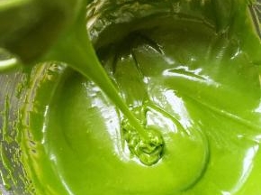 用打蛋棒一直搅拌至面糊顺滑