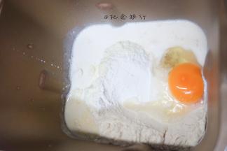 预留10g水，将除黄油外的材料全部倒入面包机搅拌，大概10分钟