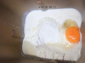 预留10g水，将除黄油外的材料全部倒入面包机搅拌，大概10分钟