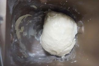 加入软化的黄油启动面包机搅拌15分钟，拉开出厚膜即可