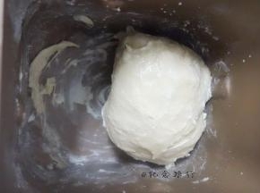 加入软化的黄油启动面包机搅拌15分钟，拉开出厚膜即可