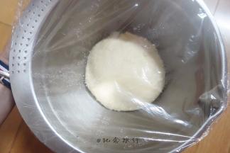 面团拿出来盖上保鲜膜放在室温发酵至两倍大
