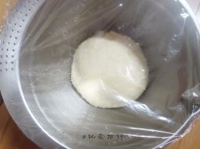 面团拿出来盖上保鲜膜放在室温发酵至两倍大
