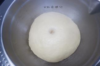 用手指沾水或者面粉戳一个洞检查，不回缩不塌陷即发酵完成