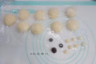 将面团排气后分成9份，每个50g，做7个鼻子每个1.3g，剩下的原色面团15g左右加入加入可可粉或者竹炭粉，分成2个4g，1个5g，（（将小的面团放入冰箱冷藏 怕太快发酵）