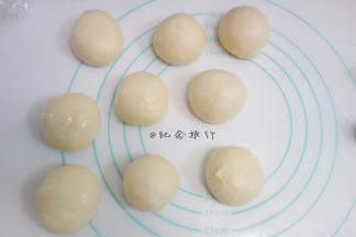 松弛十五分钟以后将9个面团整圆备用