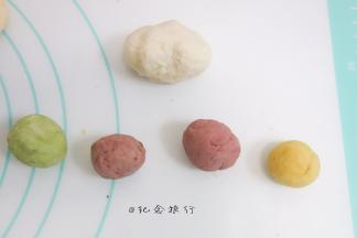 提前把欧克皮揉好以后取一半原色，剩下的平均四份加入蔬果粉揉成不同的颜色备用