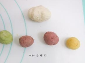 提前把欧克皮揉好以后取一半原色，剩下的平均四份加入蔬果粉揉成不同的颜色备用