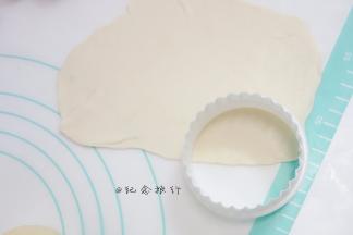 白色欧克皮擀成薄片用半圆形压出来放在面团上当胡子（这一步可省略）