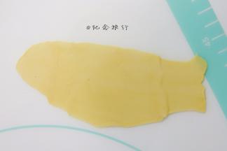 彩色的欧克皮擀成长薄片放在面团上做小矮人的帽子，