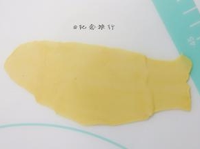 彩色的欧克皮擀成长薄片放在面团上做小矮人的帽子，