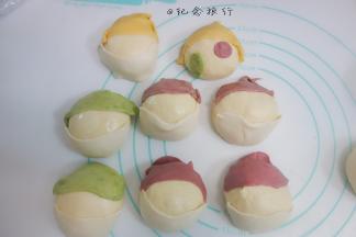 帽子要松松的放在面团上给后期发酵留一些余地，剩下的颜色做房子的窗户跟门