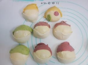 帽子要松松的放在面团上给后期发酵留一些余地，剩下的颜色做房子的窗户跟门