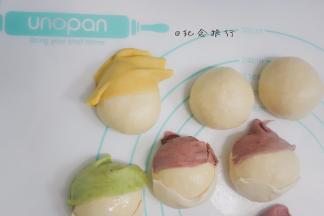 做好以后全部码放在模具里面，动作慢的朋友请整圆面团以后码在模具内做帽子比较稳妥，不然发酵起来再拿面团容易变形哦