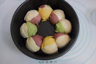 做好以后全部码放在模具里面，动作慢的朋友请整圆面团以后码在模具内做帽子比较稳妥，不然发酵起来再拿面团容易变形哦