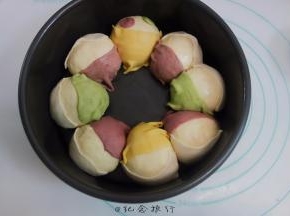 做好以后全部码放在模具里面，动作慢的朋友请整圆面团以后码在模具内做帽子比较稳妥，不然发酵起来再拿面团容易变形哦