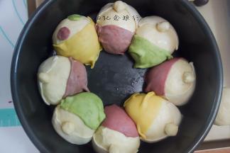 将冰箱冷藏的鼻子取出整圆，粘和处刷一点点水把鼻子放在面团上轻轻的压一下粘合即可