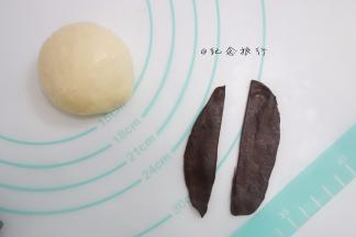 取出黑色的面团 擀成长条切对半做头发，小圆球做成发髻