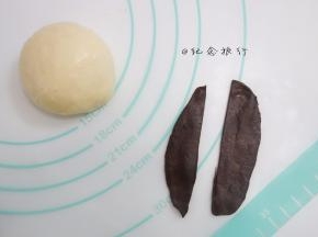 取出黑色的面团 擀成长条切对半做头发，小圆球做成发髻