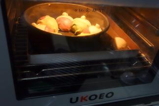 放在烤箱里放一碗热水按发酵模式 二次发酵半小时左右至两倍大即可，