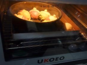 放在烤箱里放一碗热水按发酵模式 二次发酵半小时左右至两倍大即可，