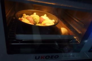 烤箱预热180度，170度中下层烤30分钟左右，20分钟左右小女孩面包要提前取出，挤挤包上也要加盖锡纸防止颜色过重