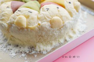 小矮人鼻子下面刷一点酸奶/融化的奶酪粘上奶粉，就是胡子