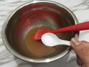 3. 再加入盐继续混合