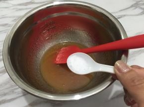 3. 再加入盐继续混合