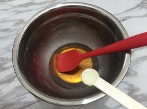 1. 枧水加入糖浆中，混合均匀
