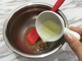2. 再把花生油加到糖浆之中，继续混合至看不见花生油浮在糖浆上面