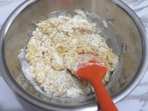 5. 用刮刀按压成团