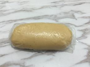 6. 用保鲜袋装好送进冰箱醒面2—3小时